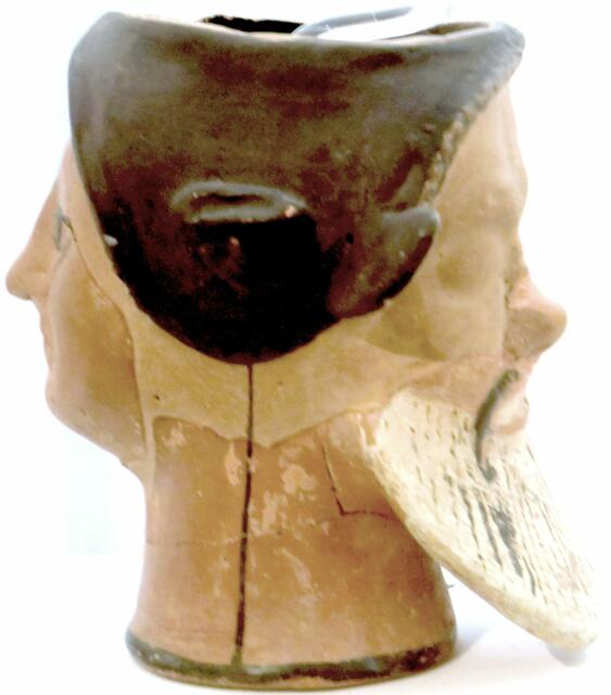 Alt und jung, Hades und Persephone auf einem Trinkgefäss. Nach dem Rausch muss man erst mal wieder neu geboren werden