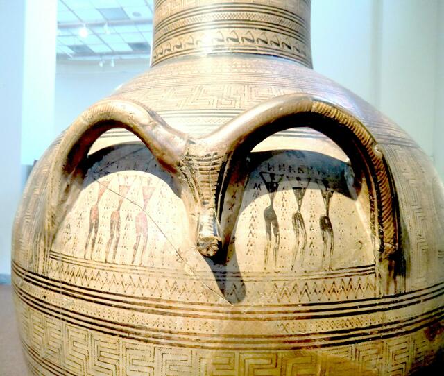 Ein Henkel als Stierkopf auf einer Vase der geometrischen Kunst