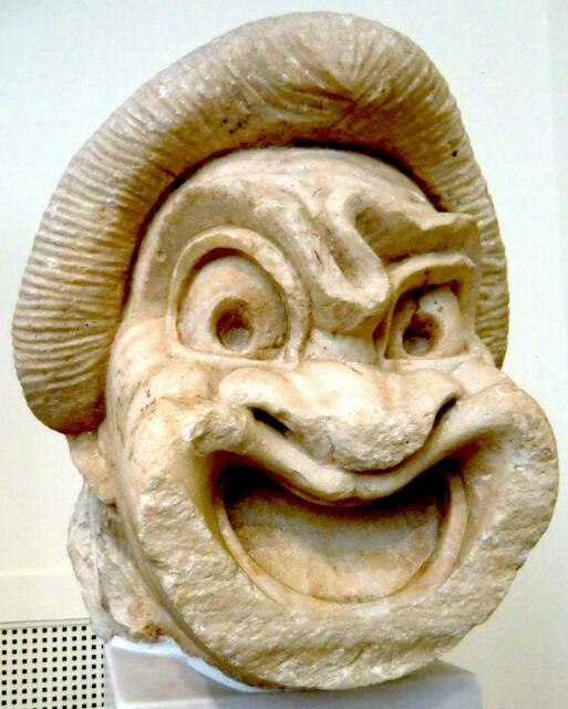 Masken aus Leder und geleimtem Tuch gibt es nicht mehr, aber die in Stein gehauenen Dekorationen der Theater