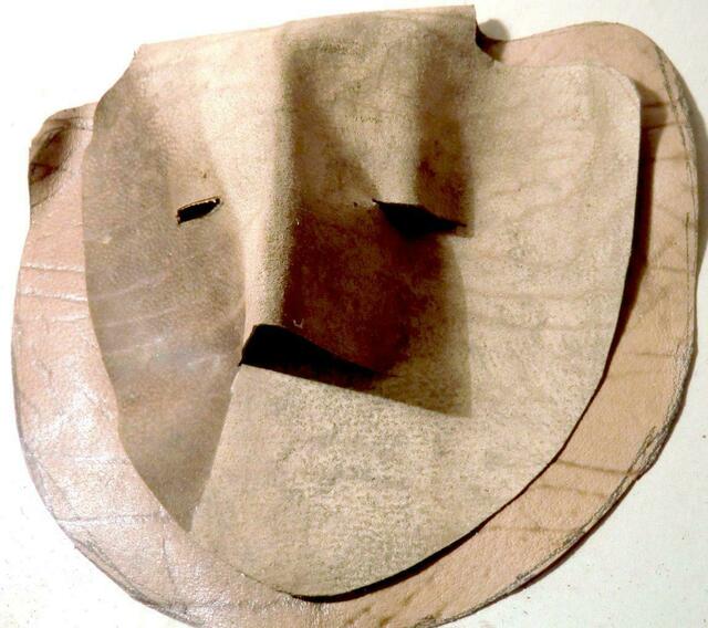 So könnten einfache Ledermasken der Vincakultur ausgesehen haben (Replikat)