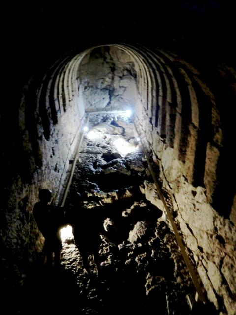 Dort unten im Nekronomanteion bei Acheron hiess es sei der Eingang zur Unterwelt, Hier im Dunkel saßen die Initianden abgefüllt mit haluzinogenen Drogen um Nachtod erfahrungen zu haben.