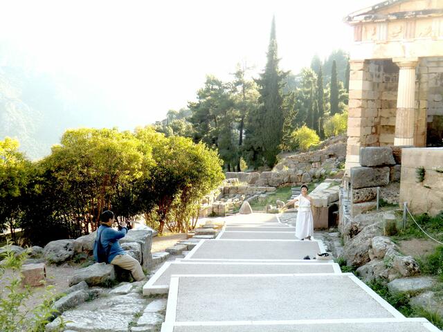 An steilem Hang erbaut, die kultischen Stätten in Delfi, Für einen japanischen Film tritt die vom giftigen Rauch beschwipste Seherin auf.