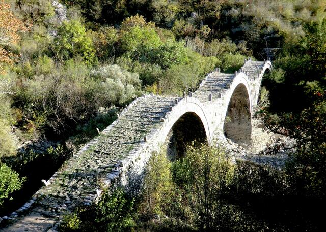 alte brücke bei der Vicusschlucht an der Grenze zu Albanien