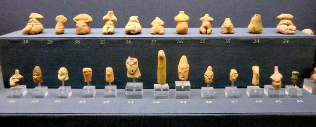 Figürchen der Kultur Tripolje-Cucuteni von Phillippi Thrakien. An manchen Fundstätten saßen die wohlgenährten und sicher erfahrenen Damen der Fundlage der Figürchen nach im Kreis zusammen und regierten das Steinzeitdorf. Die Männer waren beim Viehhüten!