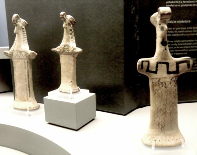 3 Göttinnen aus Eleusis mit seltsamen Frisuren (Vogelschnäbel?)