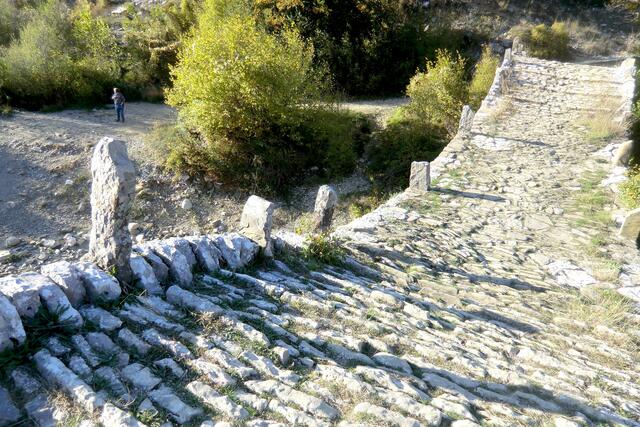 alte brücke bei der Vicusschlucht an der Grenze zu Albanien