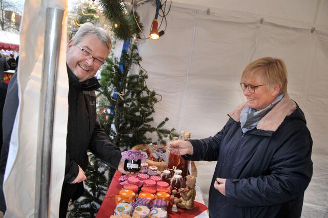 Thoma shermann am Stand des Kirchhofladens der St. Bernwardgemeinde.