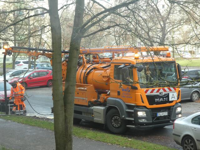 Das Gully wird durchgespült der Dreck bleibt weiter liegen....