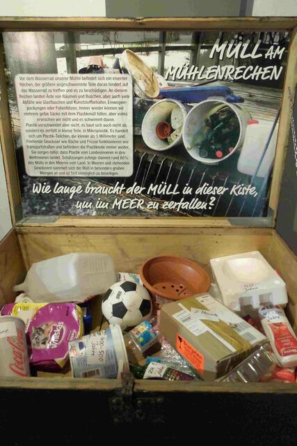 Plastikmüll im Bach! Was das Klostermühlenmuseum alles monatlich am Mühlenrechen vor dem Wasserrad herausfischt!