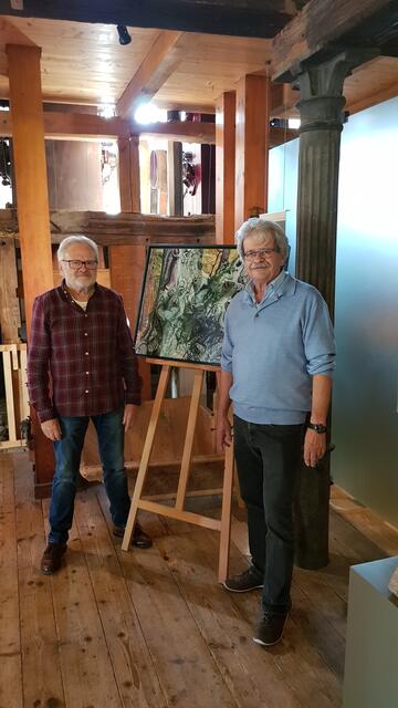 Adi und Günter Bruckbauer aus Thierhaupten präsentierten ihre Kunstwerke: Gemälde, Plastiken und Holzschalen und -leuchter.