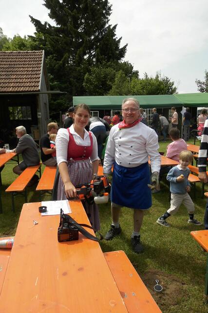 Barbara Rechner und Vater Franz Rechner vom Heimat und Trachtenverein Thierhaupten kümmern sich seit vielen Jahren am Mühlentag um das leibliche Wohl der Besucher.