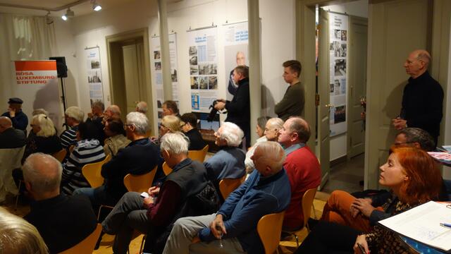Eröffnung und volles Haus: Noch bis zum 10. Januar 2020 zeigt die Rosa-Luxemburg-Stiftung in Schwerin eine Ausstellung zur Arbeit und den Folgen der Treuhand-Politik.