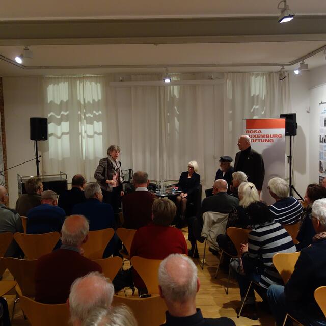 Eröffnung und volles Haus: Noch bis zum 10. Januar 2020 zeigt die Rosa-Luxemburg-Stiftung in Schwerin eine Ausstellung zur Arbeit und den Folgen der Treuhand-Politik.