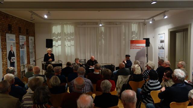 Eröffnung und volles Haus: Noch bis zum 10. Januar 2020 zeigt die Rosa-Luxemburg-Stiftung in Schwerin eine Ausstellung zur Arbeit und den Folgen der Treuhand-Politik.