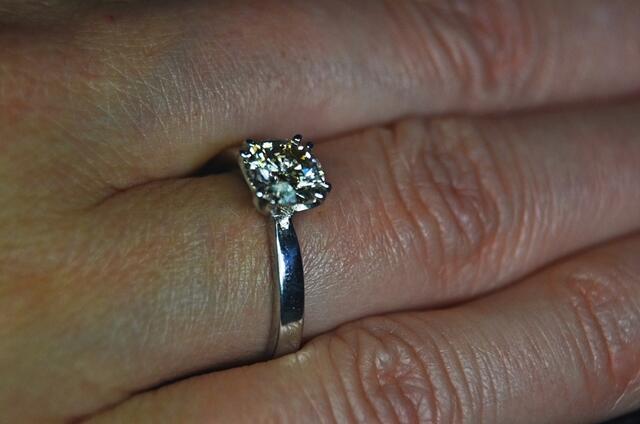 Klassischer 1 Karäter, Weissgold Ring mit Brillant 1,04ct