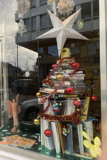 Auch unser Weihnachtsbaum ist literarisch und 100% nachhaltig.