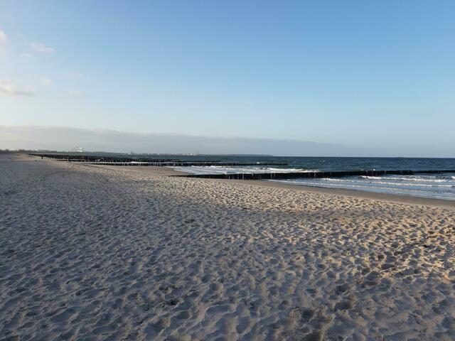 Ostseestrand bei Markgrafenheide mit Blick Richtung Warnemünde
