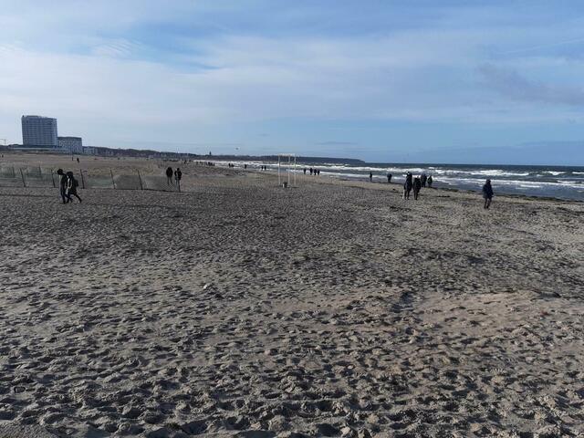 Strand vor Warnemünde - Blick Richtung Hotel Neptun