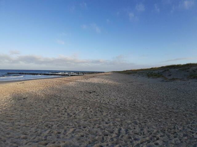 Ostseestrand bei Markgrafenheide mit Blick Richtung Warnemünde