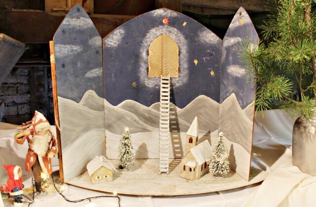 Adventskrippe aus dem Erzgebirge. Die Leiter hat 24 Stufen.
