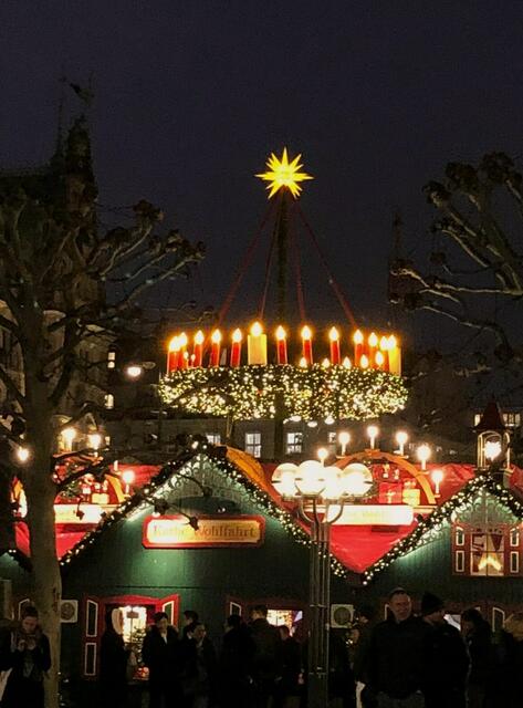 Auf dem Weihnachtsmarkt vor dem Rathaus der Hamburger Adventskranz nach Johann Hinrich Wichern - vom Weihnachtsstern überstrahlt. | Foto: Brigitte Götze