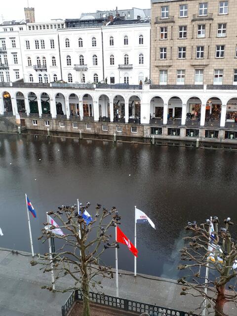 Blick vom Reesendamm über das Alsterfleet auf die Alsterarkaden am 3. Dezember