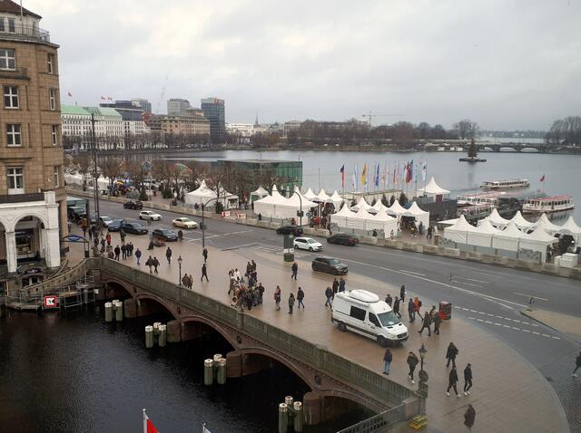 Blick auf den Jungfernstieg mit dem Aufbau der Pagodenzelte des weihnachtlichen "Weißen Zaubers"