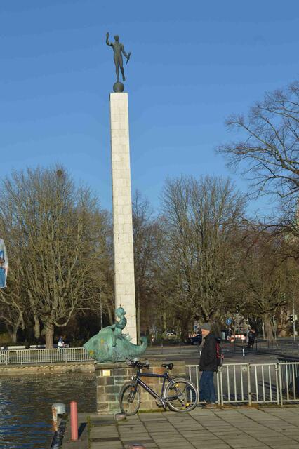 Fackelträger am Nordufer mit Putte auf dem Fisch Nikon  ISO 200, 46 mm, 1/400 sec, f10.0 - ist das Schief?