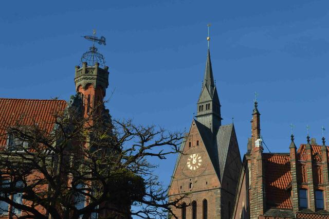 Marktkirche und altes Rathaus Nikon ISO 200, 50 mm, 1/400 sec, f10.0
