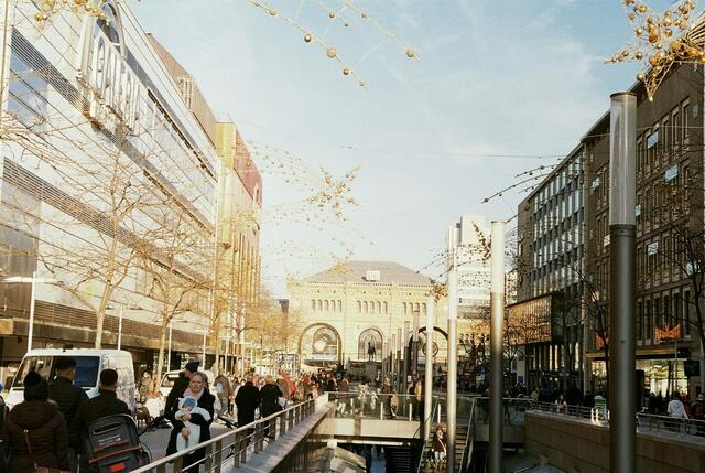 Bahnhofstraße Leica ISO 200, 50 mm, 1/500 sec, f8.0