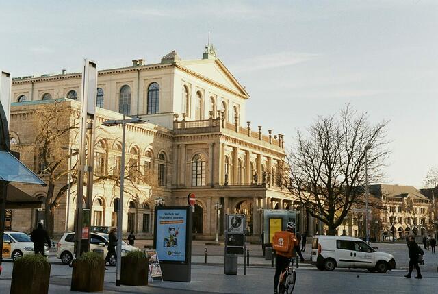 Opernhaus Leica ISO 200, 50mm, 1/500 sec, f8.0