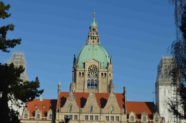 Neues Rathaus Nikon ISO 200, 48 mm, 1/500 sec, f11.0,