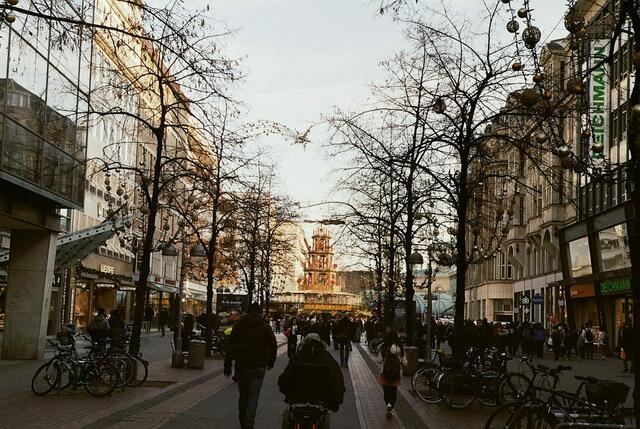 Georgstraße  Leica ISO 200, 50 mm, 1/200 sec, f5.6
