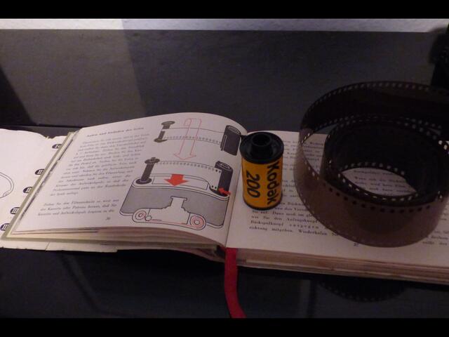 Wie legt man den Film ein?