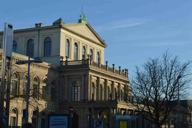 Opernhaus Nikon  ISO 200, 48mm, 1/320 sec, f9.0