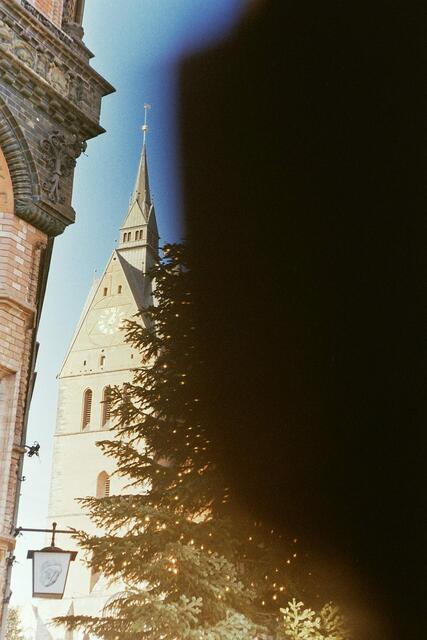 Marktkirche und altes Rathaus Leica ISO 200, 50 mm, 1/500 sec, f8.0 - wenn die Kameratasche in das Bild kommt.