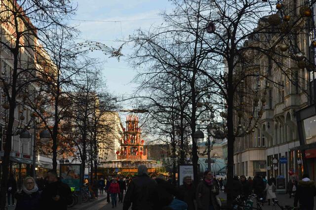 Georgstraße Nikon ISO 200, 48 mm, 1/200 sec, f7.1