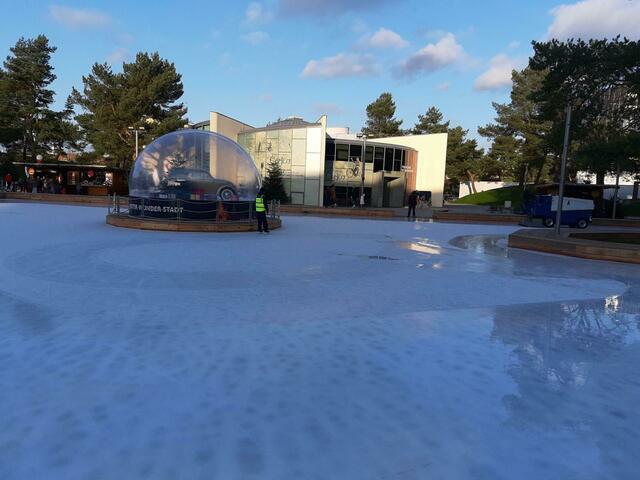 Eislaufen in der Winter Wunder Stadt