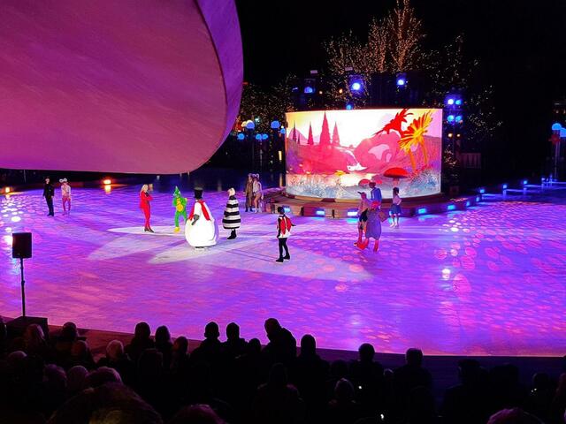 Täglich gibt es in der Winter Wunder Stadt zwei zirka 30-minütige Eisshows (17 und 19 Uhr) mit Tabaluga als "Special Guest".