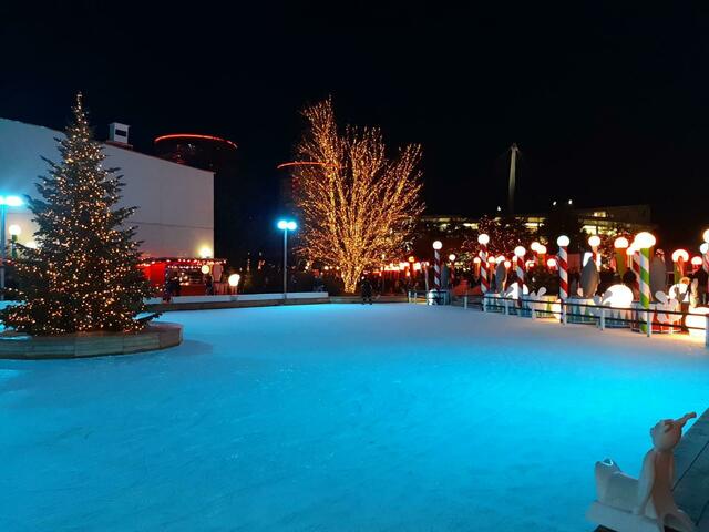 Die Autostadt Wolfsburg präsentiert sich mit ihrer Winter Wunder Stadt in vollem Lichterglanz und mit großer Eislauffläche