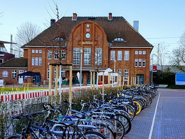 Bahnhof Pferdemarkt in Langenhagen neugestaltet, mit vielen, vielen (gut genutzten) Fahrradbügeln.