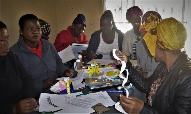 Ausbildung der Erzieherinnen in einem Dorf in der Nordprovinz zur kindgerechten Bearbeitung des Thema. Tierwelt | Foto: Copy-credit B. Maisch