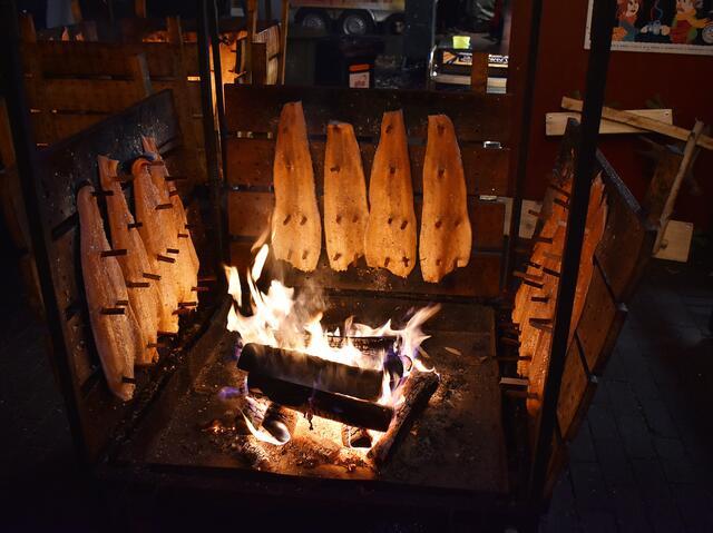 Flammlachs im finnischen Dorf