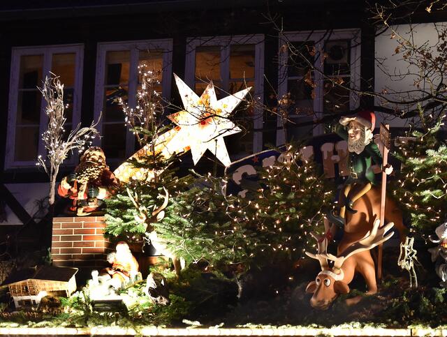 Schmuck an den Buden des Weihnachtsmarktes