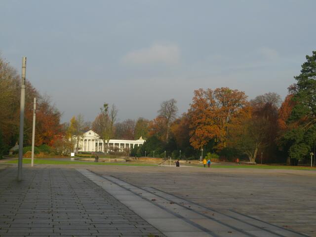 Blick vom Schloß zur Wandelhalle