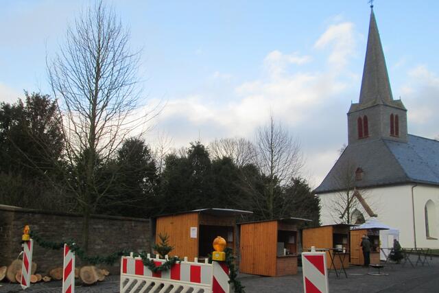 Die Buden stehen vor der Marienkirche für Verpflegung und Getränke bereit.