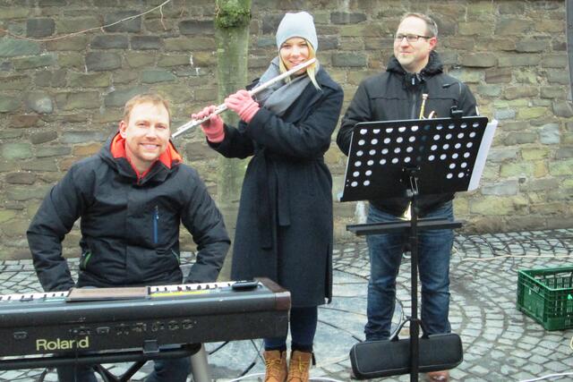 Für die musikalische Umrahmung sorgte das Trio (von links) Timo Birkenbusch, Stina Inerle und Nico Wienbrandt.