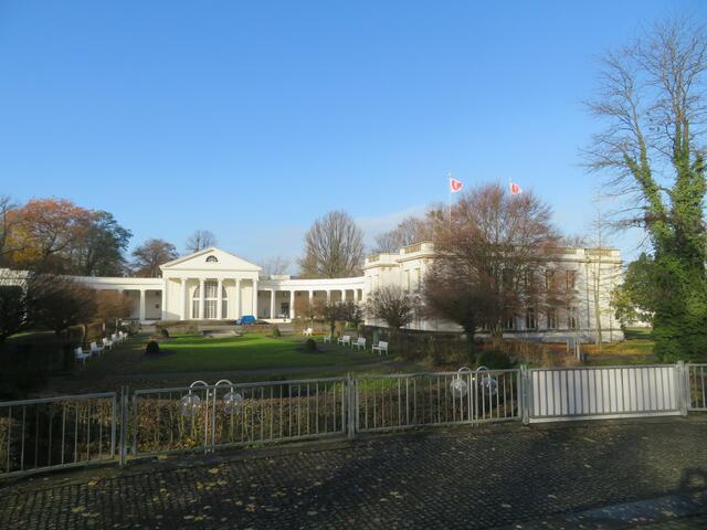 Blick vom Schloß zur Wandelhalle