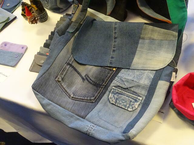 Diese Tasche wurde aus einer Jeans Hose hergestellt