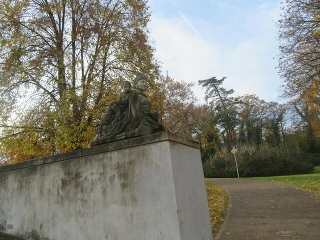 Figuren vor dem Schloß
